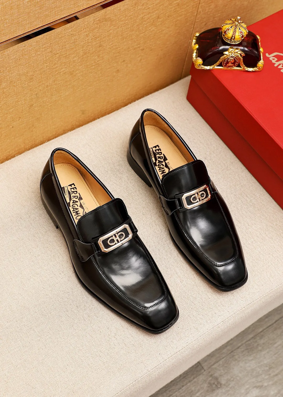 Men's shoes 💰442 💐 Product trademark: Ferragamo "Ferragamo" casual leather shoes Regular size: 38-44 (45.46🉑️customized) Product materials: Selected imported first-layer open-edge beaded cowhide embossed upper + original hardware buckle, imported water-dyed cowhide leather lining. Strong three-dimensional visual effect, combined outsole Color: 2⃣️colors available